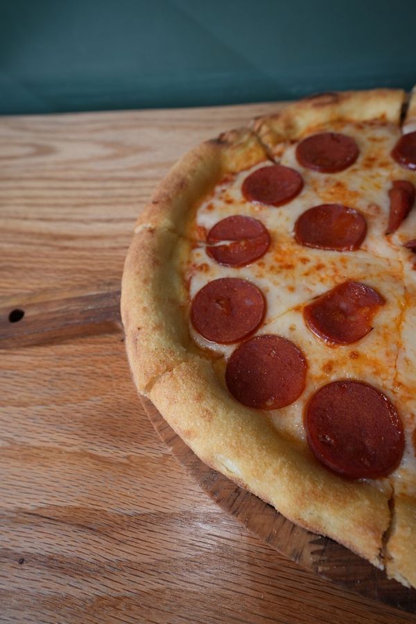 Pizza pepperoni photographiée pour une pizzeria